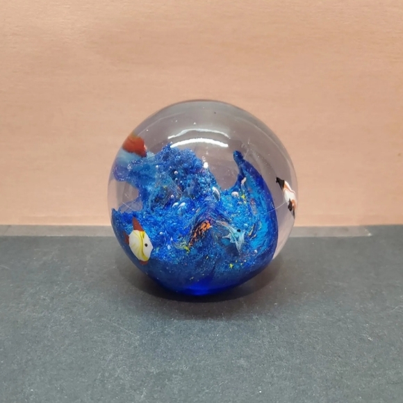Vintage Crystal Clear Aquarium Art Paperweight Crystal Globe Expertly Crafted - Picture 9 of 12